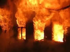 Двух человек спасли из пылающего здания во Фролово