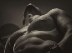 41-летняя волжанка напала с ножом на понравившегося 22-летнего парня из-за нежелания отпускать его домой