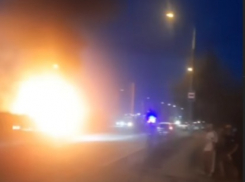 Страшное зарево от полыхающих камышей сняли на видео на юге Волгограда
