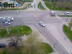 Триллер с удирающим от полиции гонщиком попал на камеры наблюдения в Волжском: видео