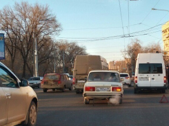 Два ДТП в утренний час пик парализовали движение на севере Волгограда