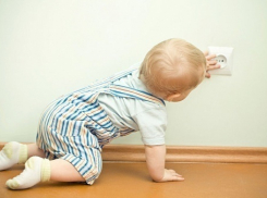 Полуторогодовалая девочка под Волгоградом едва не погибла от удара током