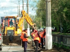 В Волгограде с проспекта Ленина убирают залежи песка с солью