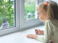 6-летняя девочка на глазах 9-летней сестры выпала из окна четвертого этажа в Камышине 