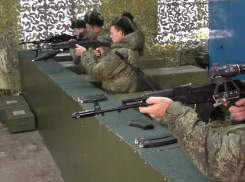 Мобилизованных волгоградцев учат стрелять в интерактивном тире