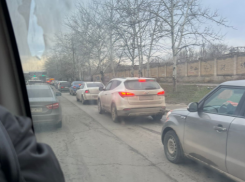 Юг Волгограда парализовали огромные пробки 