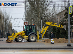 На месте снесенных павильонов в центре Волгограда роют траншею