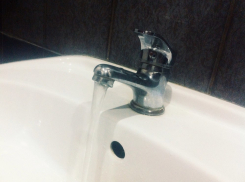 Волгоградцев забросали листовками о блокировке водяных счетчиков, не прошедших платную проверку
