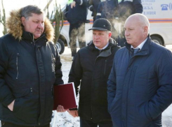 Мэр Волгограда задумчиво постоял у проруби