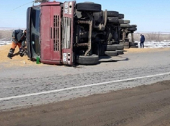 Водитель груженного зерном КамАЗа попал в больницу под Волгоградом 