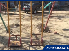 Волгоградка сняла на видео вырванные качели во дворе Дзержинского района