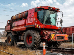 Комбайн устроил катастрофу с поездом на переезде под Волгоградом