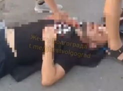 Волгоградец разбил окно автобуса и проткнул стеклом руку: шок-видео 