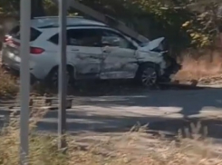 Иномарка влетела в столб, маршрутка №3с – в хлам: жесткое ДТП на юге Волгограда  