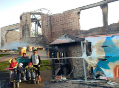 Отец чудом спас пятерых детей и супругу из страшного пожара в Волжском