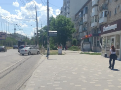 Волгоградцы боятся получить солнечный удар из-за пропавшего павильона на остановке