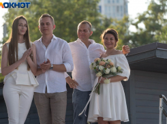 112 волгоградских пар устроили свадьбу в День города