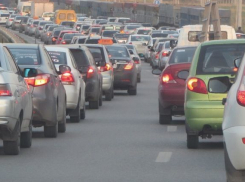 Крупная пробка образовалась на мосту через ГЭС в Волгограде