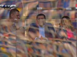 Жена губернатора пришла болеть за «Ротор» в ярко-розовых кедах