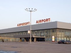 Спецавтомобиль повредил фюзеляж самолета в аэропорту Волгограда