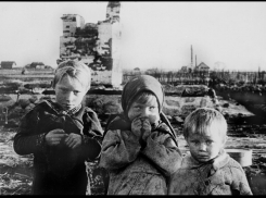 С двумя маленькими детьми на руках, а вокруг – бомбежка: воспоминания о Сталинградской битве 
