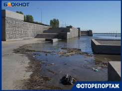 Гвозди, электрокабель и вода по щиколотку: мэрия зовет волгоградцев гулять на открывшейся набережной