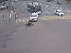 Мотоциклист вылетел из-под колес Kia в центре Волгограда — видео 