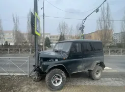 Водитель УАЗ сбил женщину и протаранил столб в Волжском