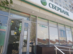 В Сбербанке объяснили причину шеренги из неработающих банкоматов в Волгограде
