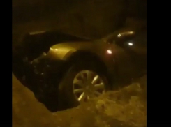 Иномарка улетела в ставшую уже знаменитой двухметровую яму в Волгограде