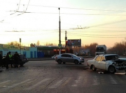 Сильное ДТП с участием «Волги» и ВАЗ-2104 произошло на юге Волгограда