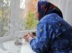 Трое мошенников с 3-летним ребенком обокрали 75-летнюю пенсионерку под Волгоградом