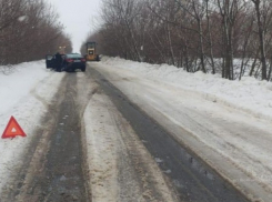 Водитель Kia врезался в автогрейдер в Волгоградской области: пострадала женщина