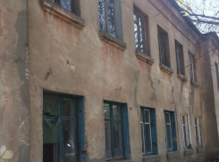 Выбиты окна и двери: общежитие на севере Волгограда превратили в свалку