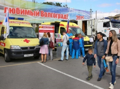 Выставку боевой и спасательной техники в центре Волгограда посетили сотни человек