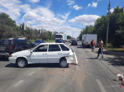 Под Волгоградом иномарка устроила массовое ДТП с грузовиком