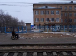 На полное отсутствие инфраструктуры рядом с областной больницей на Ангарском пожаловался волгоградский общественник – инвалид-колясочник