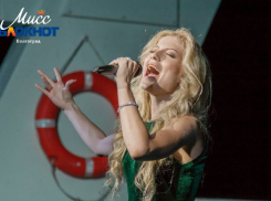 Для выступления на идущем по Волге корабле Ангелина Илюшкина выбрала песню из «Титаника»