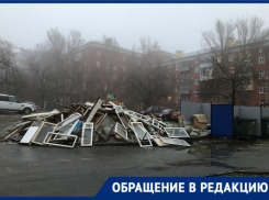 Дети строят шалаши: волгоградка о мусоре во дворе по проспекту Ленина