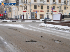 В центре Волгограда танки разрушили дорогу