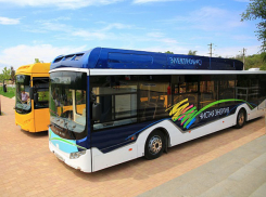 Электрический автобус проехал по улицам Волгограда 