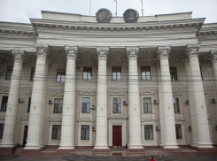 Входные двери заменят в администрации Волгоградской области за 200 тысяч рублей