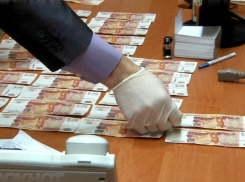 В Волгограде чиновника областной администрации арестовали ночью при получении взятки 