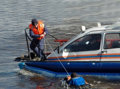 В Камышине перевернулся спасательный катер: погиб сотрудник ДПС, ребенок пропал, четверо в больнице