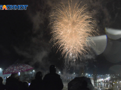 Фейерверк под дождем: в Волгограде отметили 2 февраля