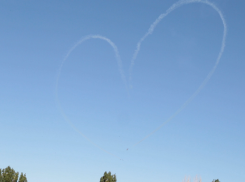 Трюки реактивных самолетов пилотажной группы «Русь» попали на видео в небе над Волгоградом