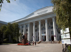 Гулять, так гулять: Волгоградский педуниверситет закупает 15 тысяч «поллитровок»