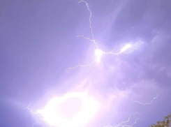 Депутат Госдумы заснял необычную круглую молнию на набережной Волгограда