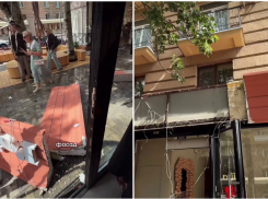 Часть вывески кафе рухнула на тротуар в центре Волгограда