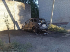Две элитные иномарки сгорели ночью на севере Волгограда